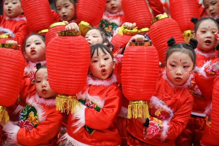 1月18日，四川省閬中市閬中古城，民間藝人和文藝工作者在表演節(jié)目歡度臘八節(jié)，喜迎農(nóng)歷新年。這是參演的小朋友在表演。新華社發(fā)（王玉貴 攝）