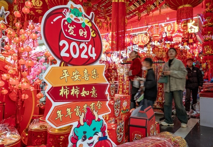 1月11日，顧客在昆明新螺螄灣國際商貿(mào)城選購節(jié)日飾品。新華社記者 陳欣波 攝