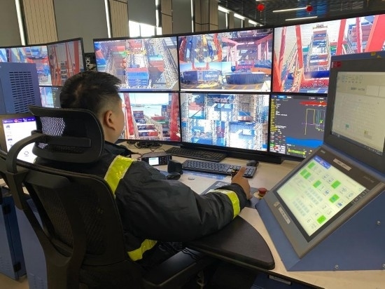 圖為寧波舟山港梅山港區(qū)遠(yuǎn)控操作室內(nèi)，橋吊司機(jī)在遠(yuǎn)程控制橋吊裝卸。新華社記者魏一駿 攝