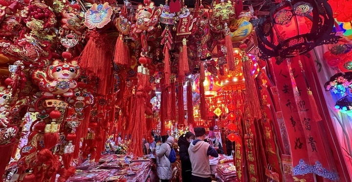 1月19日，市民在北京一商場內(nèi)選購春節(jié)裝飾品。新華社記者李欣攝