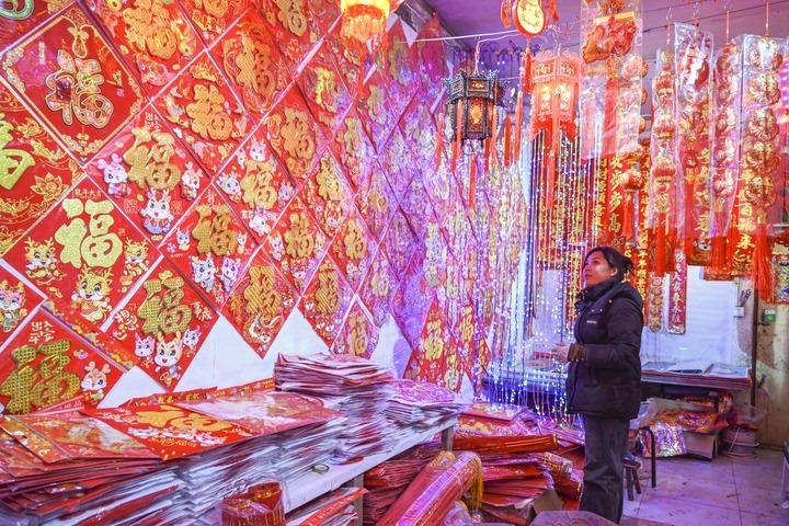 1月21日，在山西省晉中市平遙縣一家市場，市民在選購年貨。新華社發(fā)（梁生仁攝）