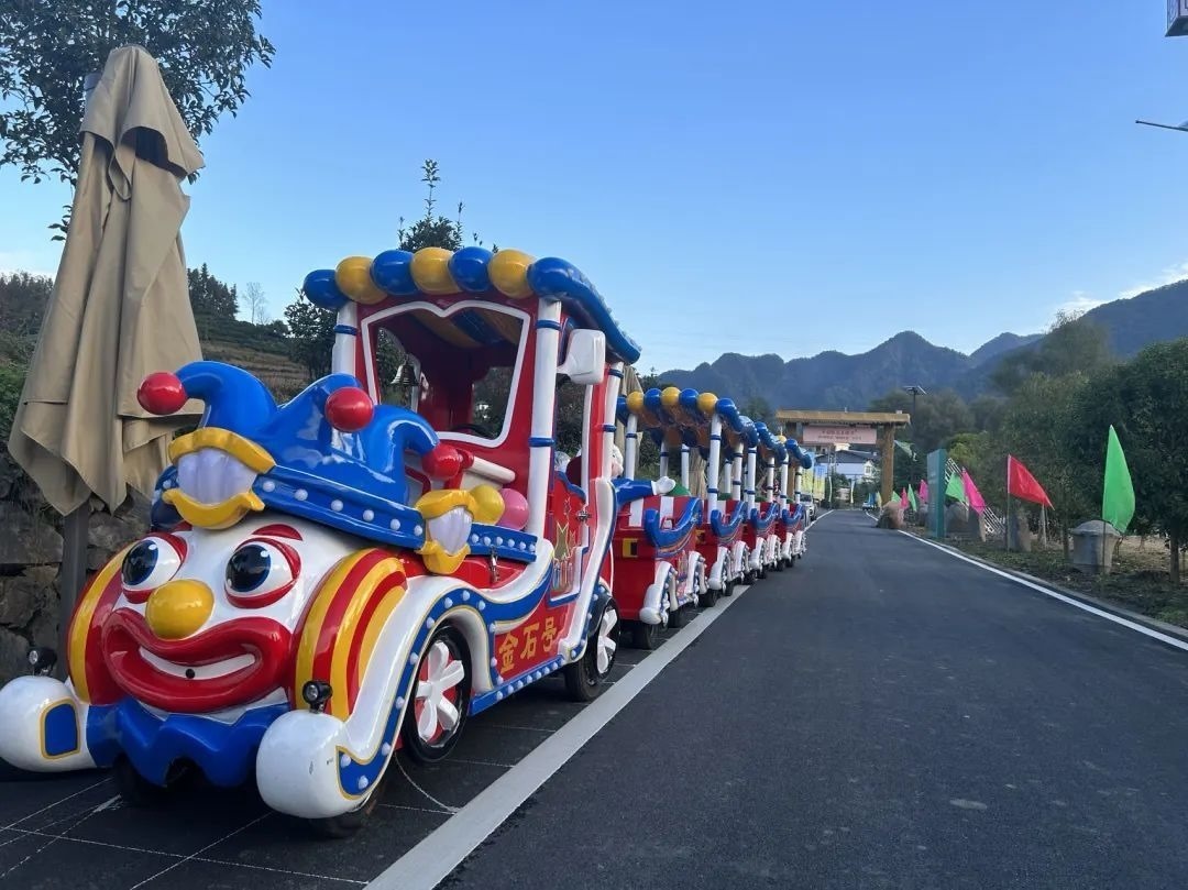 2023年10月，金石村集體出資購買了兩輛無軌觀光小火車。紫陽縣融媒體中心供圖