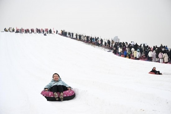 圖為1月18日，市民在內(nèi)蒙古賽馬場滑雪圈。新華社記者 貝赫 攝