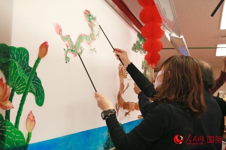 皮影戲表演。人民網(wǎng) 許可攝