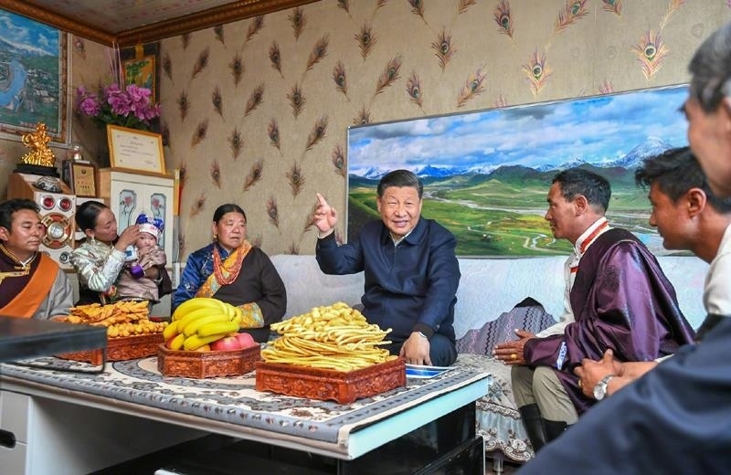 △2021年6月8日，習(xí)近平總書記在青海海北藏族自治州剛察縣果洛藏貢麻村，同藏族牧民索南才讓一家人圍坐在客廳聊家常。