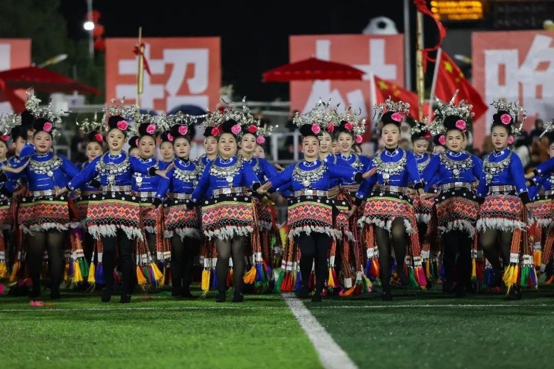 △2024年2月3日，2024年全國(guó)“村晚”示范展示活動(dòng)暨貴州“村超村晚”系列活動(dòng)之一的民族文化展演，在榕江縣“村超”足球場(chǎng)舉行。