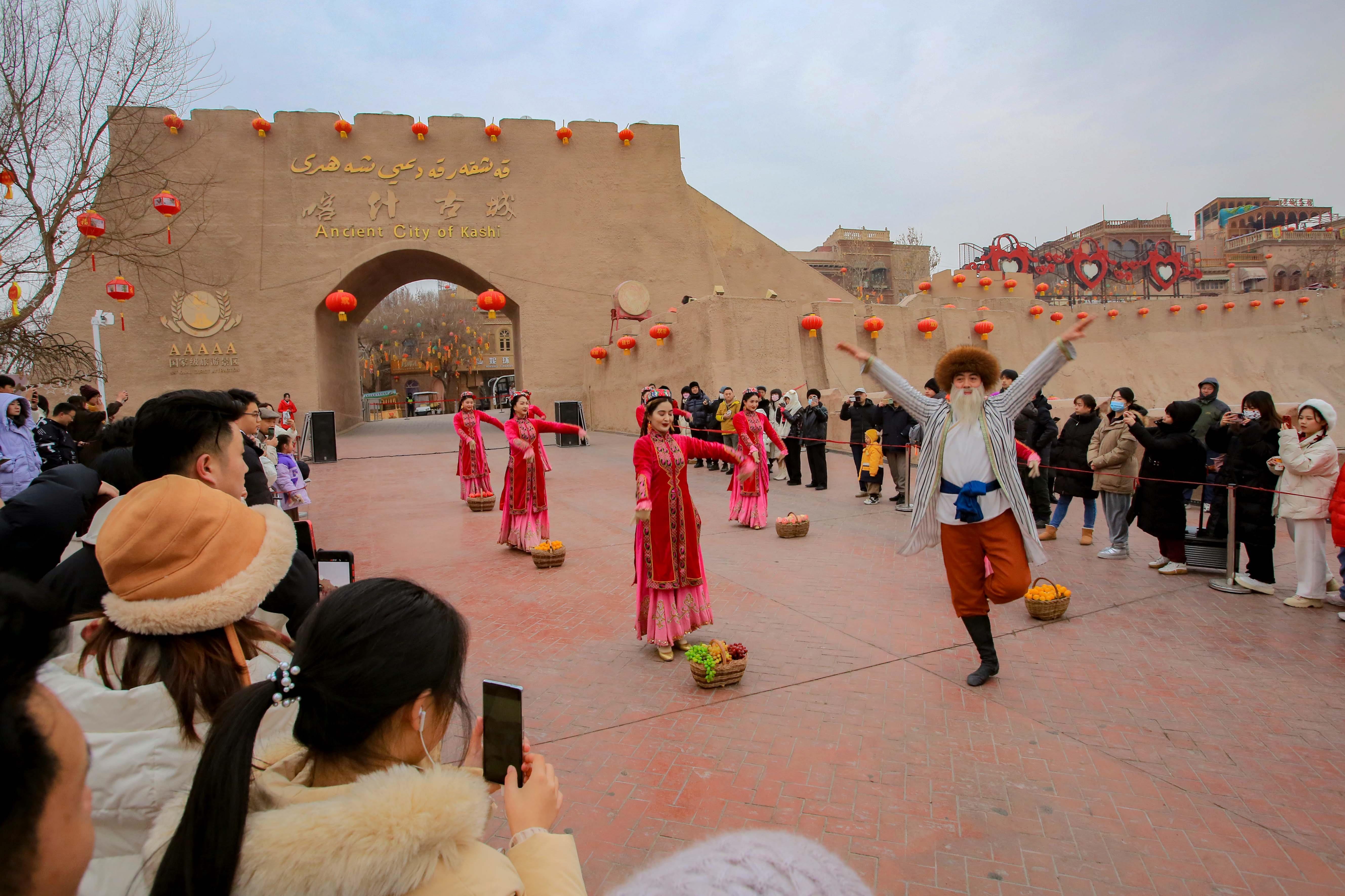 △2024年2月4日，演員在新疆喀什古城入城儀式上表演舞蹈。