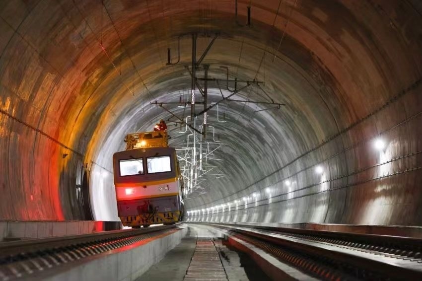 凌晨，接觸網(wǎng)作業(yè)車的燈光紅黃相間。胡鵬攝