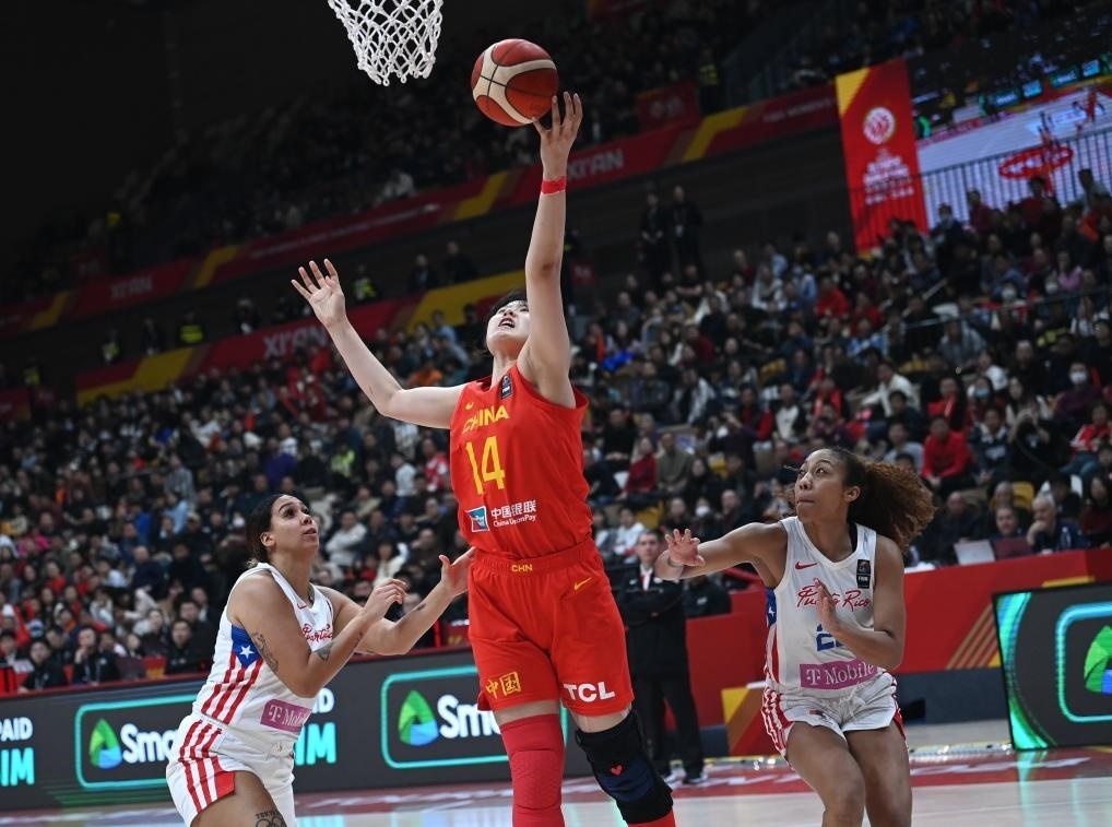 2月11日，中國隊球員李月汝（中）在比賽中上籃。新華社記者 李一博 攝