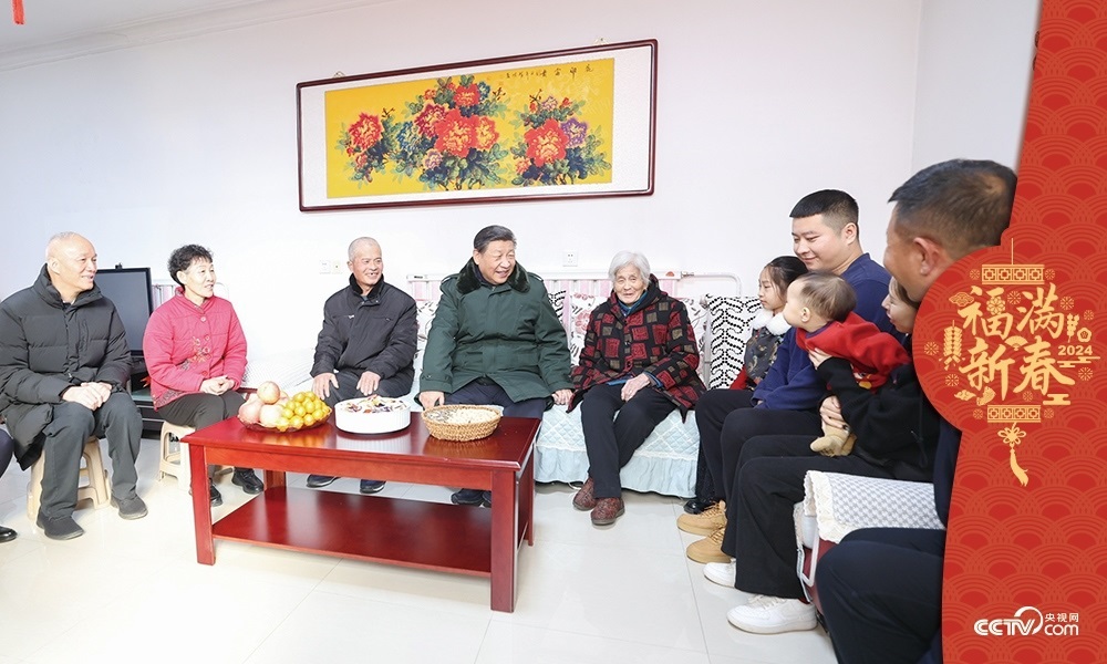 2024年2月1日，習(xí)近平總書記在天津市西青區(qū)辛口鎮(zhèn)第六埠村考察時，同村民杜洪剛一家人親切拉家常。