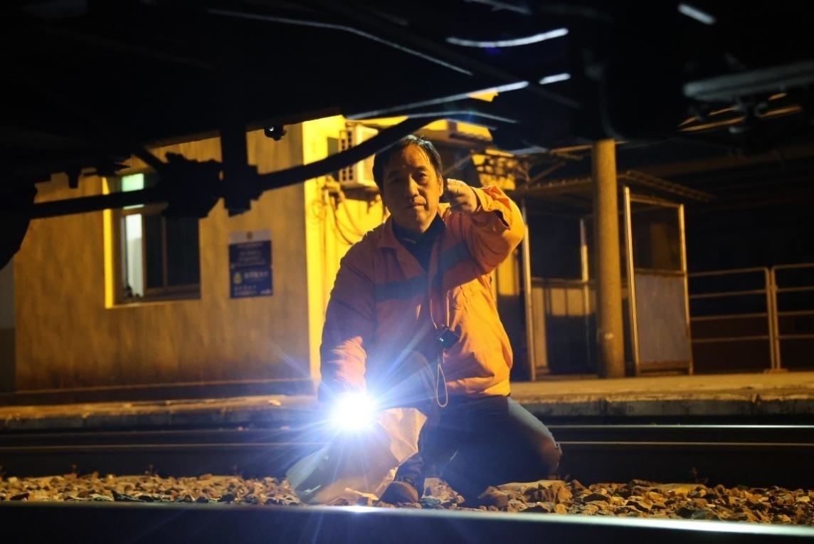 凌晨2點(diǎn)，李金饒正在檢查關(guān)門車。陸佳駿攝