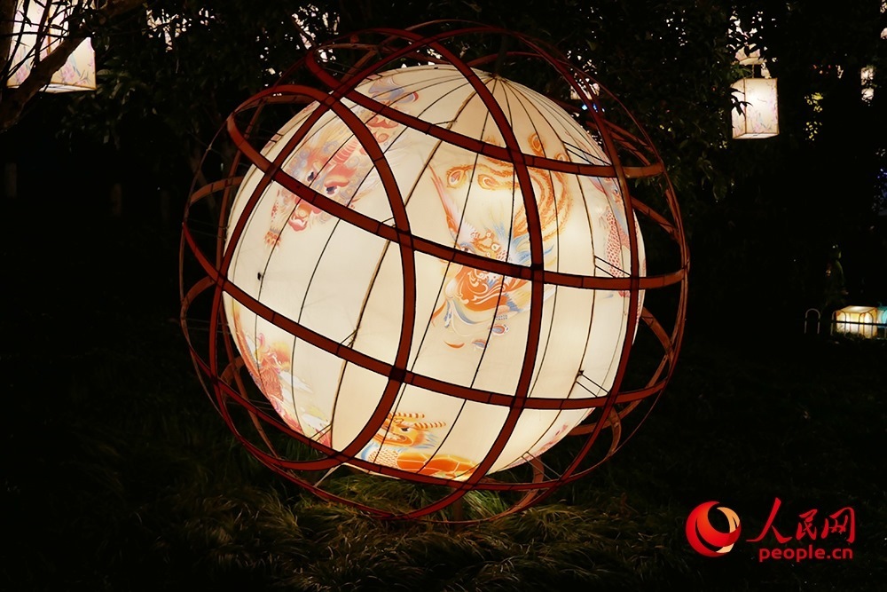 白鷺洲公園展出的燈彩作品。人民網記者 韋衍行攝