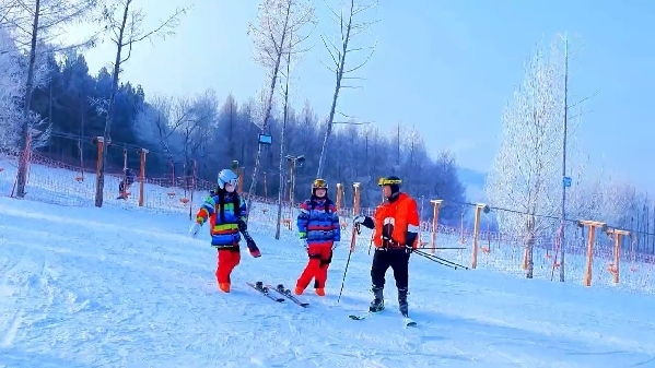 新春走基層｜滑雪場上過春節(jié)！冰城“冷資源”變成“熱經(jīng)濟(jì)”