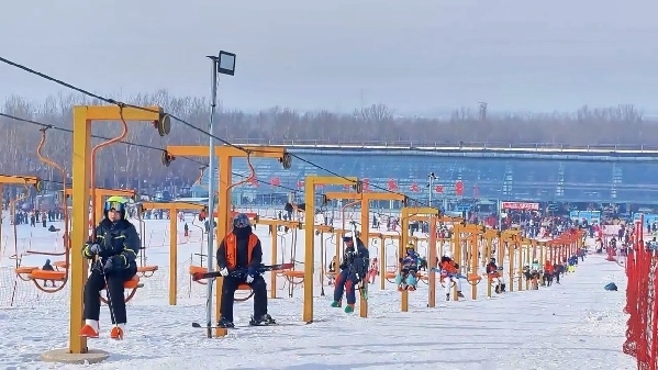 新春走基層｜滑雪場上過春節(jié)！冰城“冷資源”變成“熱經(jīng)濟(jì)”