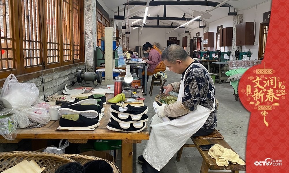 唐昌布鞋坊內(nèi)的工人正在趕制布鞋。王凡攝