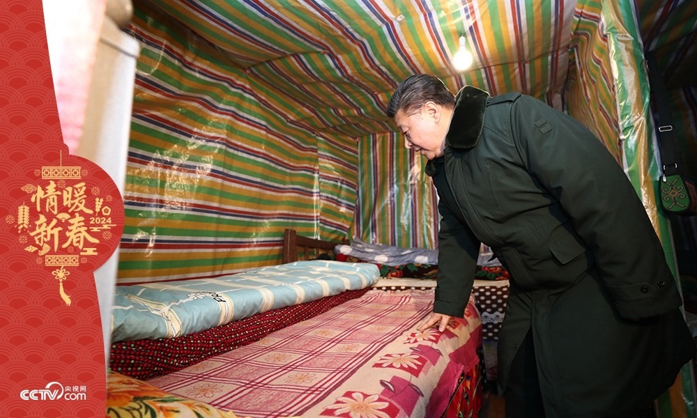 2018年2月11日，習(xí)近平總書記在四川三河村貧困戶吉好也求家中看望。