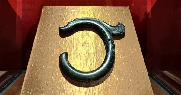 紅山文化C形玉龍。人民網(wǎng)記者 韋衍行攝