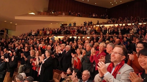 中德觀眾觀看中央民族樂(lè)團(tuán)“”天地永樂(lè)·中國(guó)節(jié)“”音樂(lè)會(huì)。中國(guó)駐德國(guó)大使館供圖