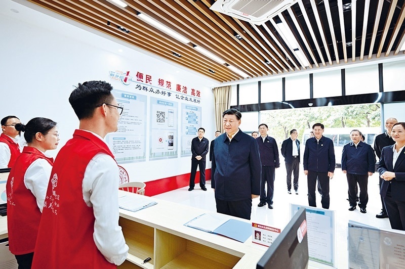2023年12月14日至15日，中共中央總書記、國家主席、中央軍委主席習(xí)近平在廣西考察。這是14日上午，習(xí)近平在南寧市良慶區(qū)蟠龍社區(qū)黨群服務(wù)中心考察。 新華社記者 燕雁/攝