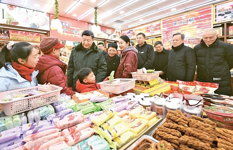 2024年2月1日至2日，中共中央總書記、國家主席、中央軍委主席習(xí)近平來到天津，看望慰問基層干部群眾。這是1日下午，習(xí)近平在天津古文化街考察時(shí)，走進(jìn)店鋪同現(xiàn)場(chǎng)群眾互動(dòng)交流。 新華社記者 謝環(huán)馳/攝