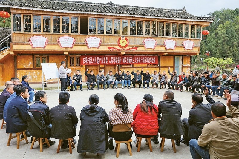 圖為2023年4月6日，貴州省黔東南苗族侗族自治州施秉縣白垛鄉(xiāng)白垛村村民在討論產(chǎn)業(yè)發(fā)展、人居環(huán)境提升、鄉(xiāng)村文明建設(shè)相關(guān)事宜。 人民圖片 磨桂賓/攝
