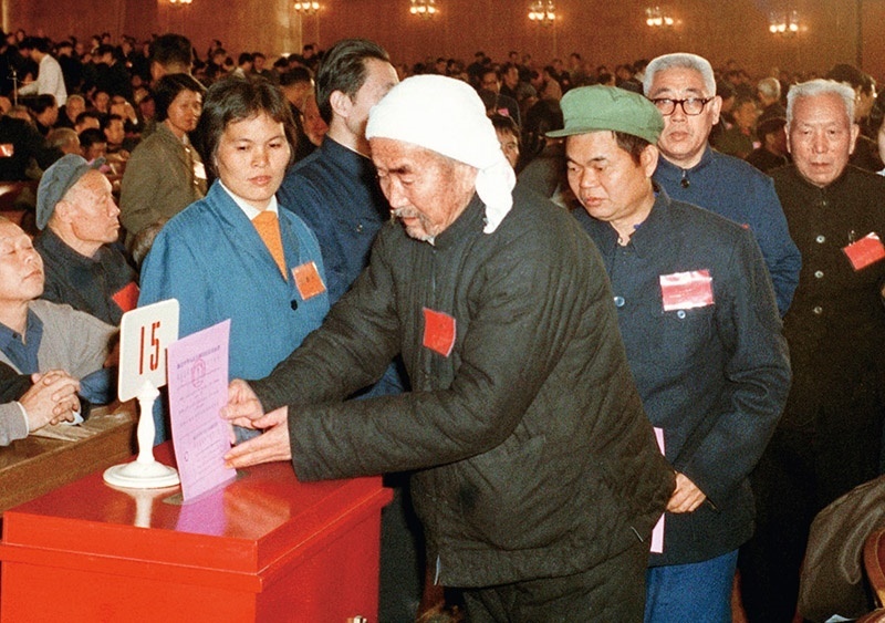 我國現(xiàn)行憲法于1982年12月4日由第五屆全國人大第五次會議通過并公布施行。根據(jù)改革開放和社會主義現(xiàn)代化建設(shè)的實踐和發(fā)展，全國人大于1988年、1993年、1999年、2004年、2018年先后5次作出必要的、也是十分重要的修正。圖為出席第五屆全國人民代表大會第五次會議的代表投票表決《中華人民共和國憲法》（資料照片）。 新華社發(fā)