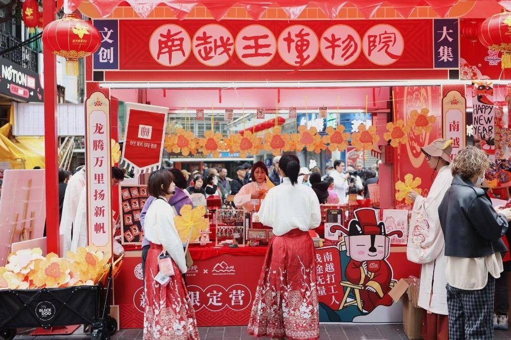 在西湖花市的南越王博物院攤位，文創(chuàng)與花市的跨界融合吸引了不少市民游客駐足。（南越王博物院供圖）