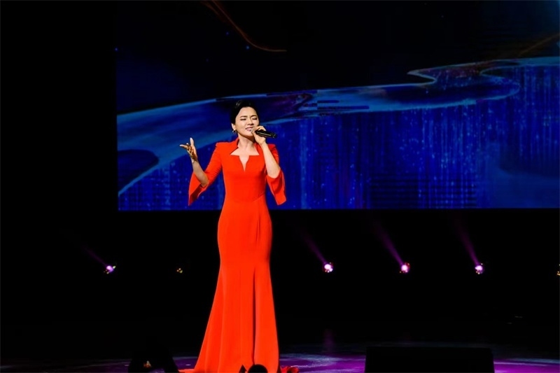 女高音歌唱家陳思思演唱《但愿人長久》。趙 靖攝