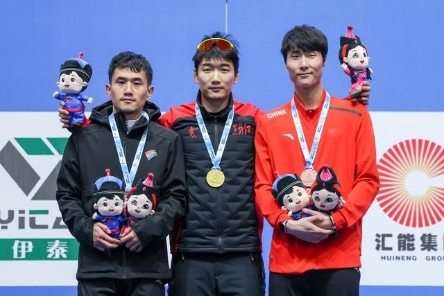 1月12日，“十四冬”速度滑冰（公開組）男子500米比賽，冠軍黑龍江隊選手高亭宇（中）、亞軍遼寧隊選手楊濤（左）、季軍河北隊選手李添龍在頒獎儀式上合影。新華社記者 王楷焱 攝