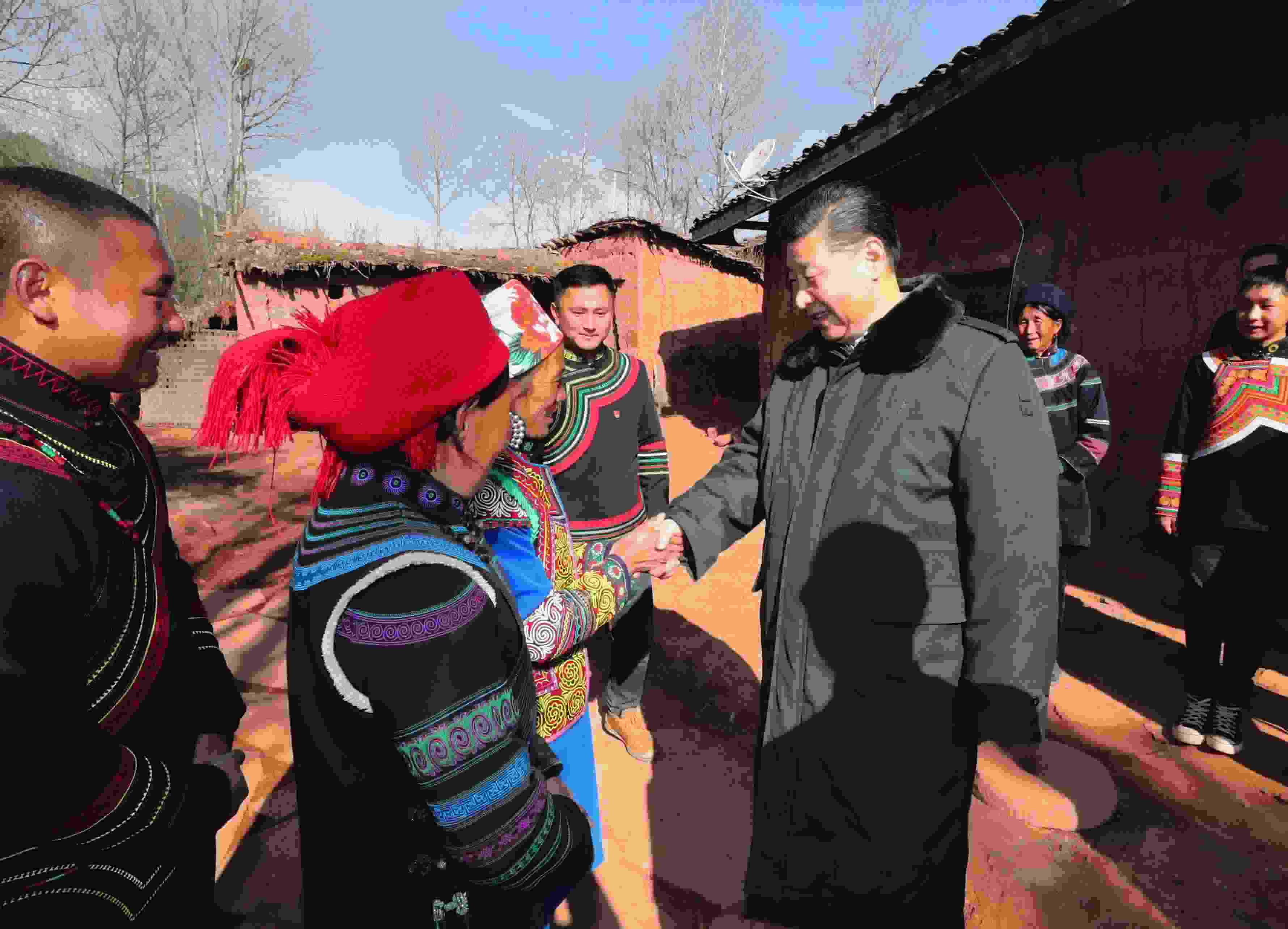 △ 2018年2月11日，習近平總書記驅車2個多小時，從四川西昌市來到位于大涼山深處的昭覺縣三岔河鄉(xiāng)三河村、解放鄉(xiāng)火普村，走進彝族貧困群眾家中，看實情、問冷暖、聽心聲，同當?shù)馗刹咳罕姽采叹珳拭撠氈摺? width=