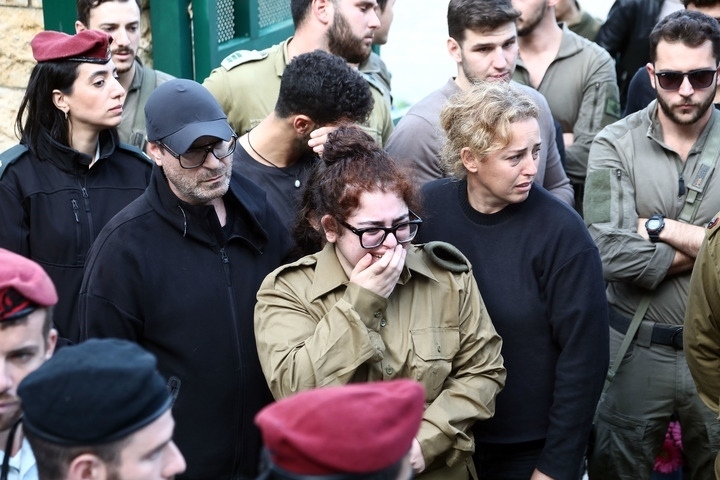 1月23日，在以色列特拉維夫的一處公墓，人們參加一名以色列士兵的葬禮。新華社發(fā)（吉德翁·馬科維奇攝/基尼圖片社）