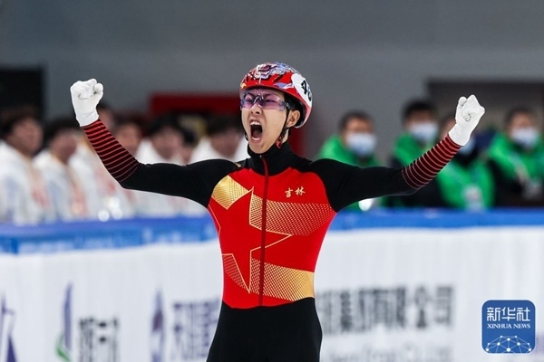 吉林隊選手孫龍沖線后慶祝勝利。新華社記者 李博 攝