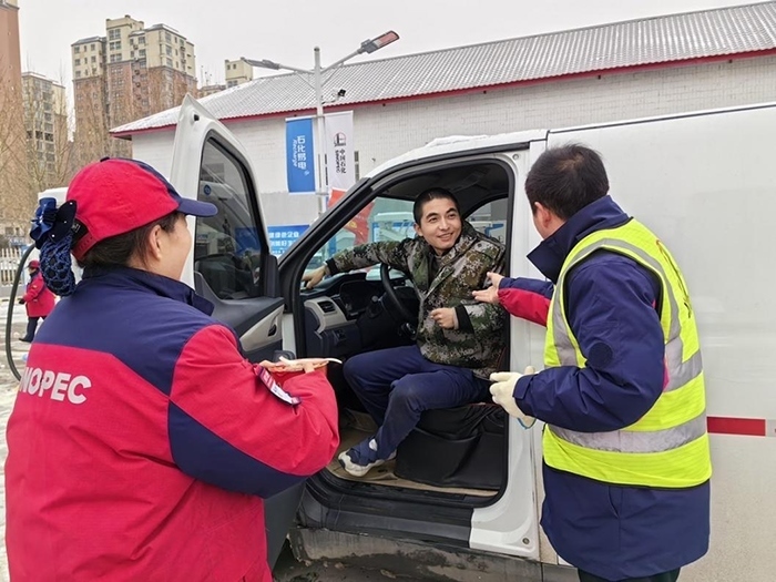 加能站員工為雪天到站充電的司機(jī)送來(lái)泡面并邀請(qǐng)他到站里休息。受訪者供圖