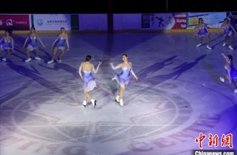 當?shù)貢r間2月17日晚，青少年冰上春晚在加拿大多倫多舉行。圖為曾獲加拿大全國冠軍的一支青少年花滑隊進行集體自由滑表演。 中新社記者 余瑞冬 攝