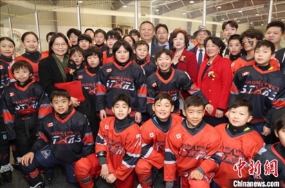 當?shù)貢r間2月17日晚，青少年冰上春晚在加拿大多倫多舉行。圖為中國駐多倫多總領(lǐng)事羅偉東和主辦方代表、與會嘉賓與“未來之星”冰球隊華裔少年冰球手們合影。 中新社記者 余瑞冬 攝