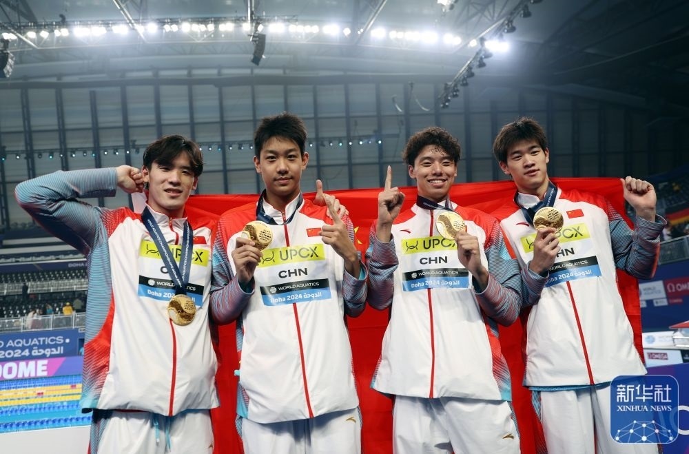 2月11日，2024年多哈游泳世錦賽男子4×100米自由泳接力決賽，中國(guó)隊(duì)選手王浩宇、張展碩、季新杰和潘展樂(lè)（從左到右）在頒獎(jiǎng)儀式后合影慶祝。新華社記者 雒圓 攝