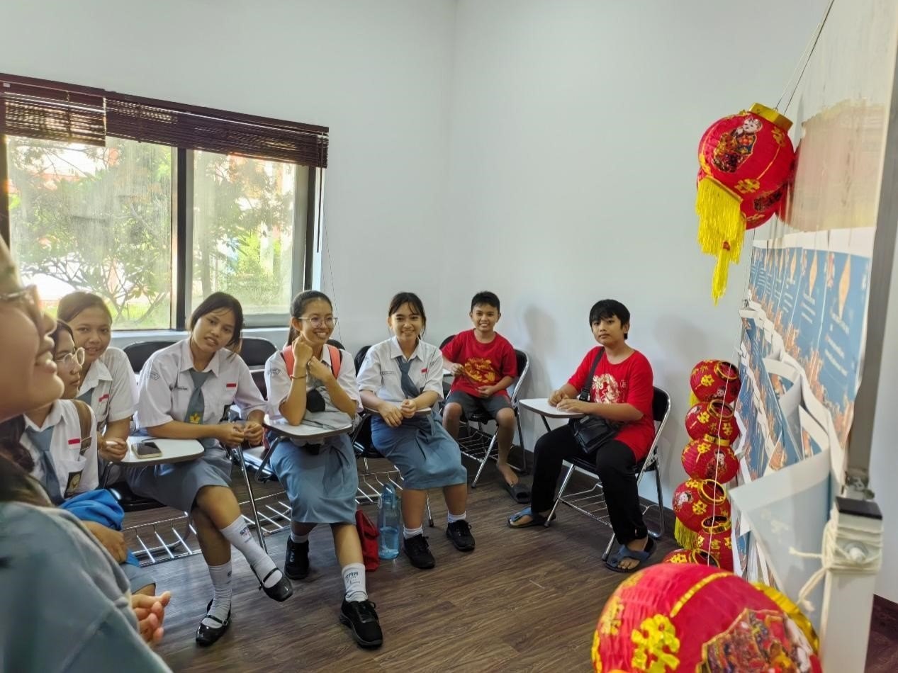 學生們踴躍參與猜燈謎活動。巴陵康孔子學院供圖