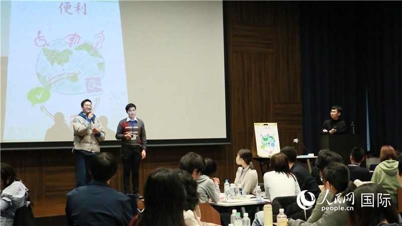 學(xué)生們發(fā)表小組討論成果。人民網(wǎng) 許可攝