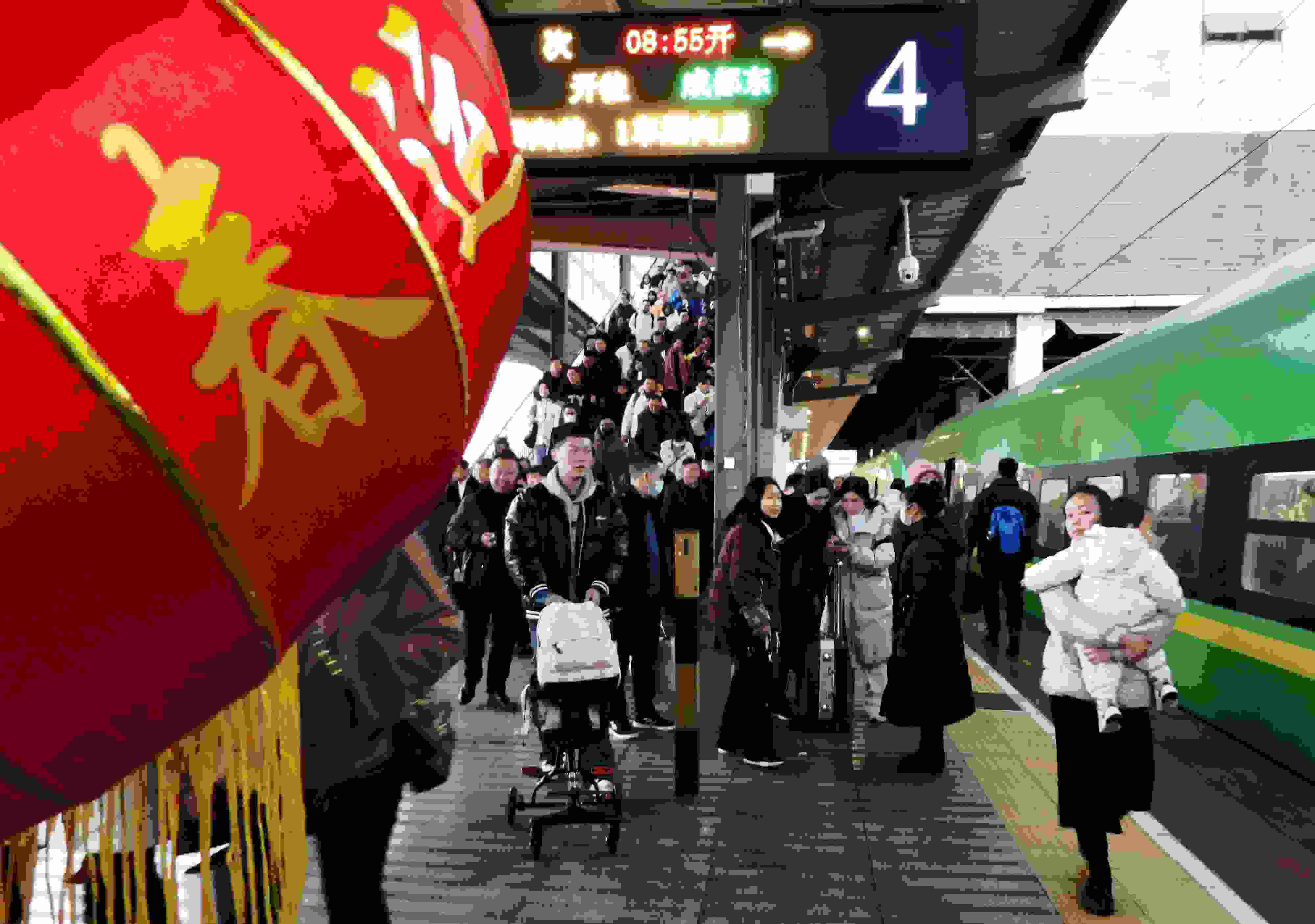 △ 2024年1月26日，四川省達(dá)州市車站，準(zhǔn)備乘坐“復(fù)興號(hào)”動(dòng)車組列車出行的旅客。