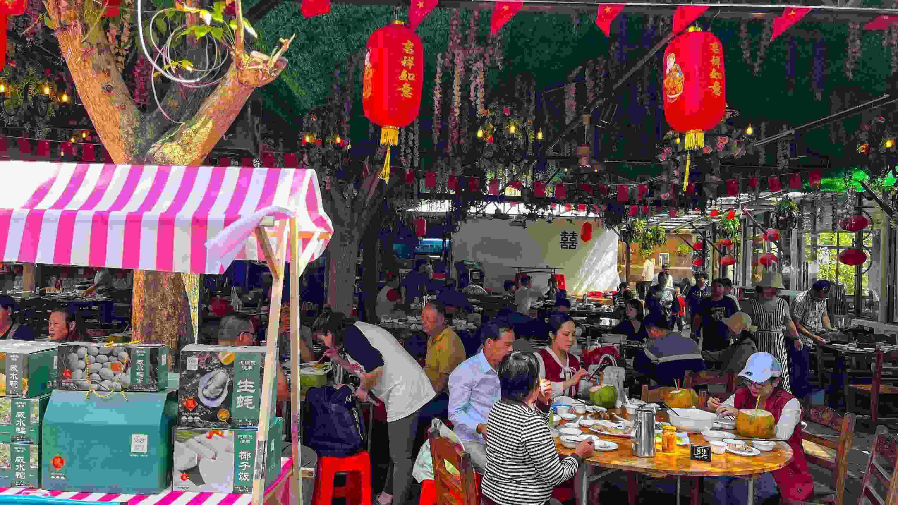 △ 2024年2月17日，春節(jié)假期最后一天，?？卩l(xiāng)村旅游持續(xù)火爆，眾多游客前往漁家樂(lè)品嘗特色海鮮和鄉(xiāng)村美食。