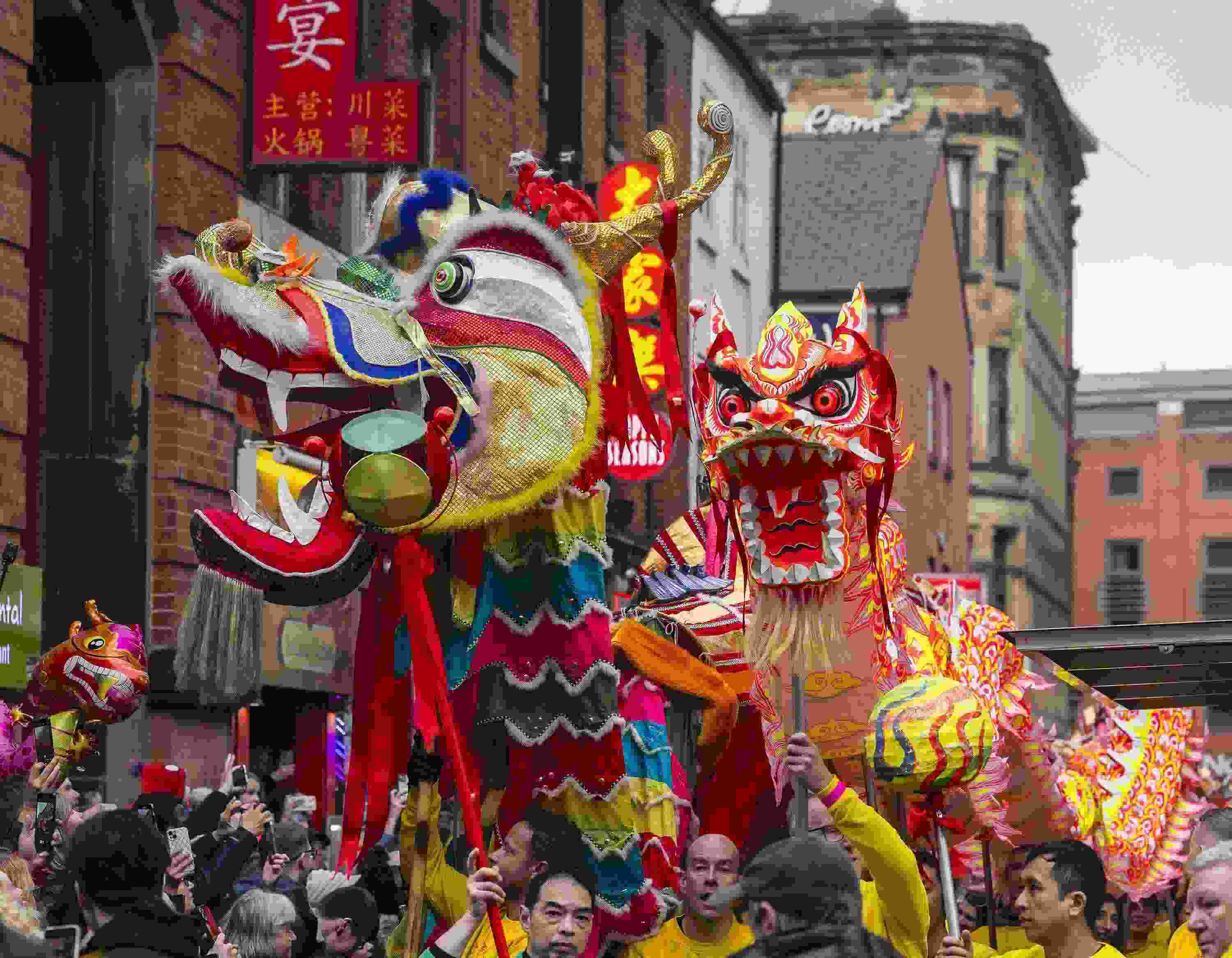 △ 當(dāng)?shù)貢r(shí)間2024年2月11日，英國(guó)曼徹斯特，表演者進(jìn)入中國(guó)城，參加中國(guó)農(nóng)歷龍年春節(jié)的慶祝活動(dòng)。