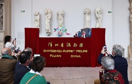 2月10日，在位于法國巴黎埃菲爾鐵塔附近的“建筑與遺產(chǎn)之城”博物館，觀眾欣賞漳州布袋木偶戲。新華社記者高靜攝