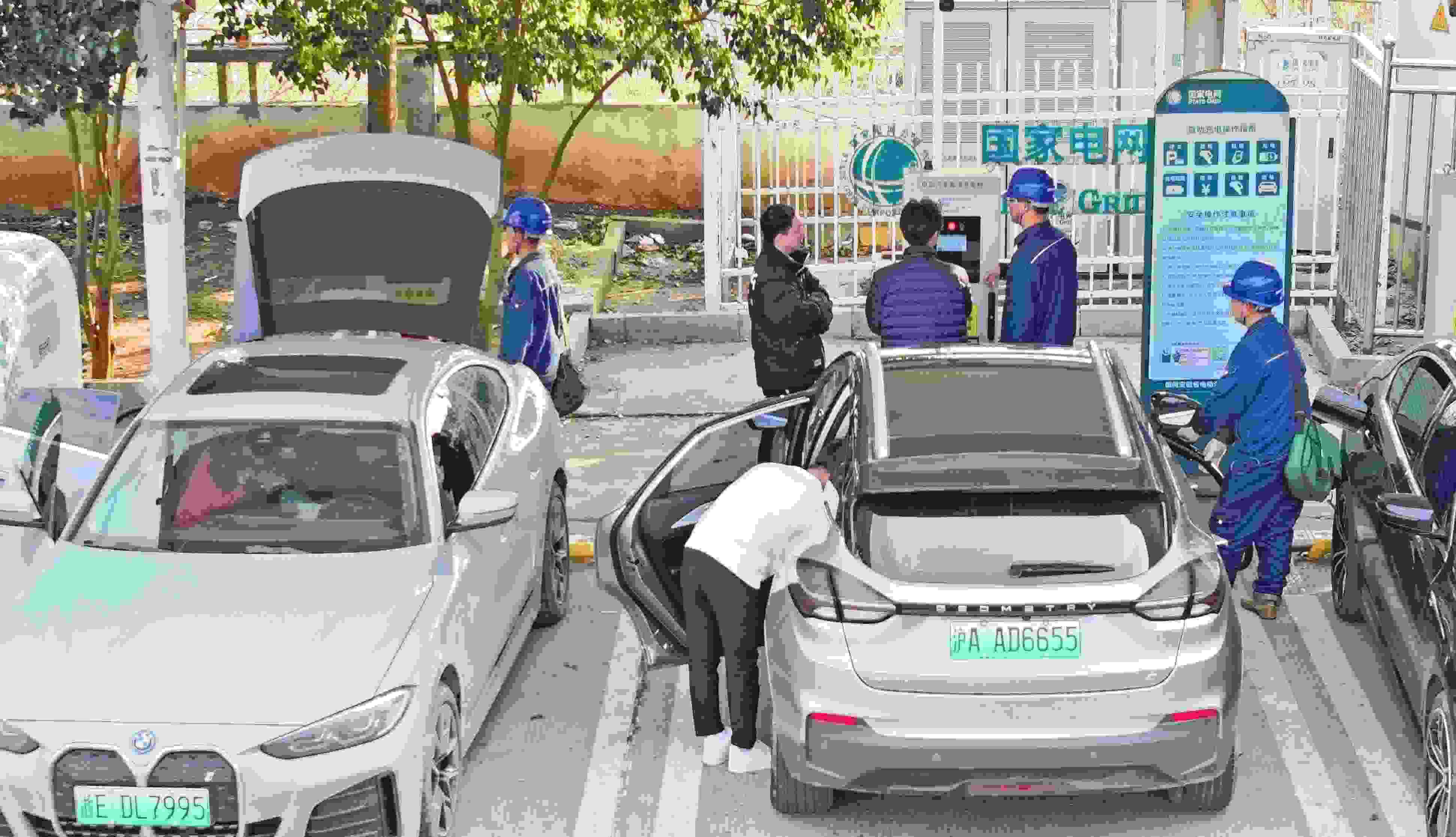 △ 2024年2月17日，安徽滁州來(lái)安縣大英鎮(zhèn)境內(nèi)的G36寧洛高速曹莊服務(wù)區(qū)，滁州市供電公司工作人員協(xié)助電動(dòng)汽車車主高效解決充電中遇到的問(wèn)題。