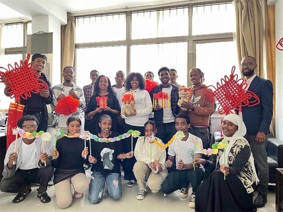 參加活動的學生合影。亞的斯亞貝巴大學孔子學院供圖