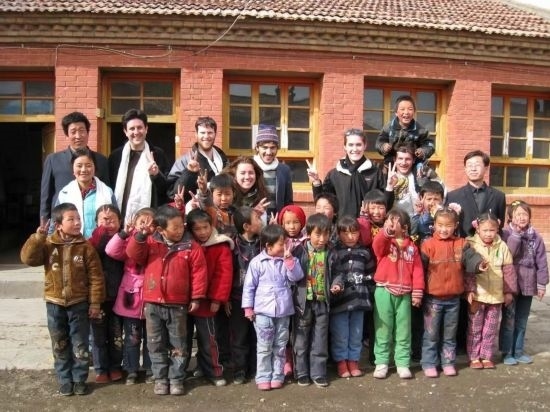 2008年，歐君廷帶領(lǐng)美國大學(xué)生到甘肅一所村辦小學(xué)訪問教課