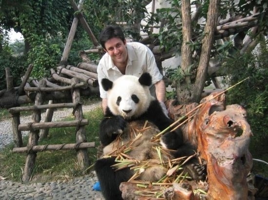 2006年，歐君廷在四川成都和熊貓合影