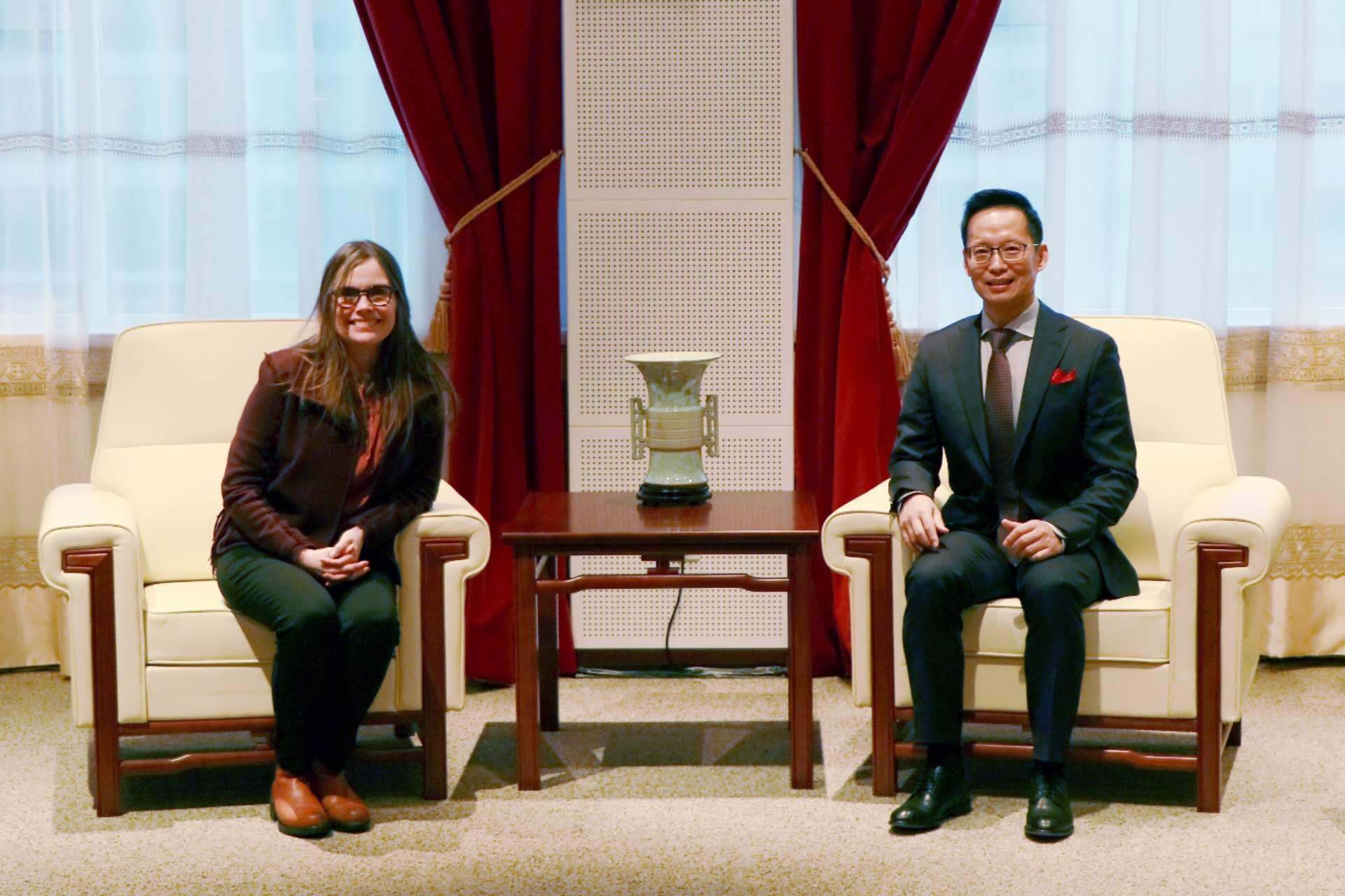 冰島總理雅各布斯多蒂爾（右一）與中國駐冰島大使何儒龍合影。中國駐冰島大使館供圖