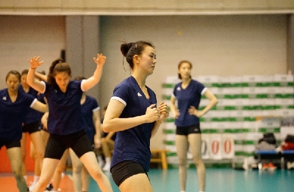 張常寧（右二）在訓(xùn)練中。人民網(wǎng)記者李乃妍攝