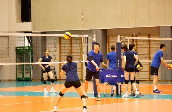 女排隊員在訓(xùn)練中。人民網(wǎng)記者李乃妍攝