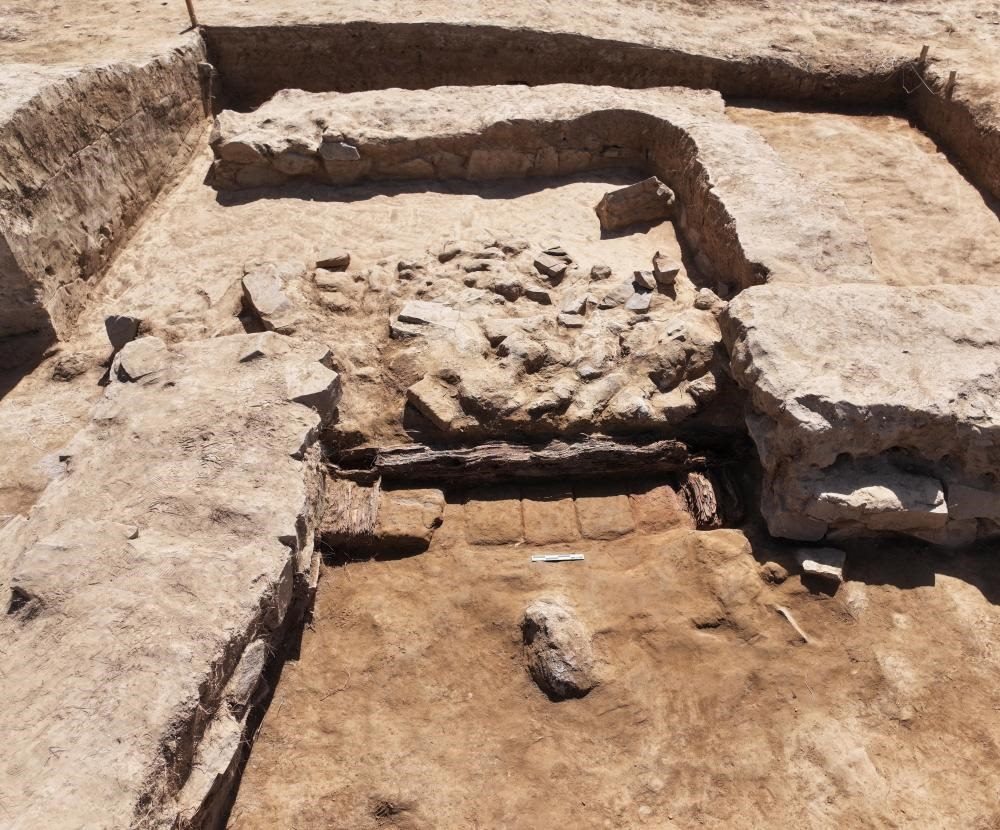 這是都蘭熱水墓群北一區(qū)M37號（“羊圈墓”）祭祀建筑的木質門構。